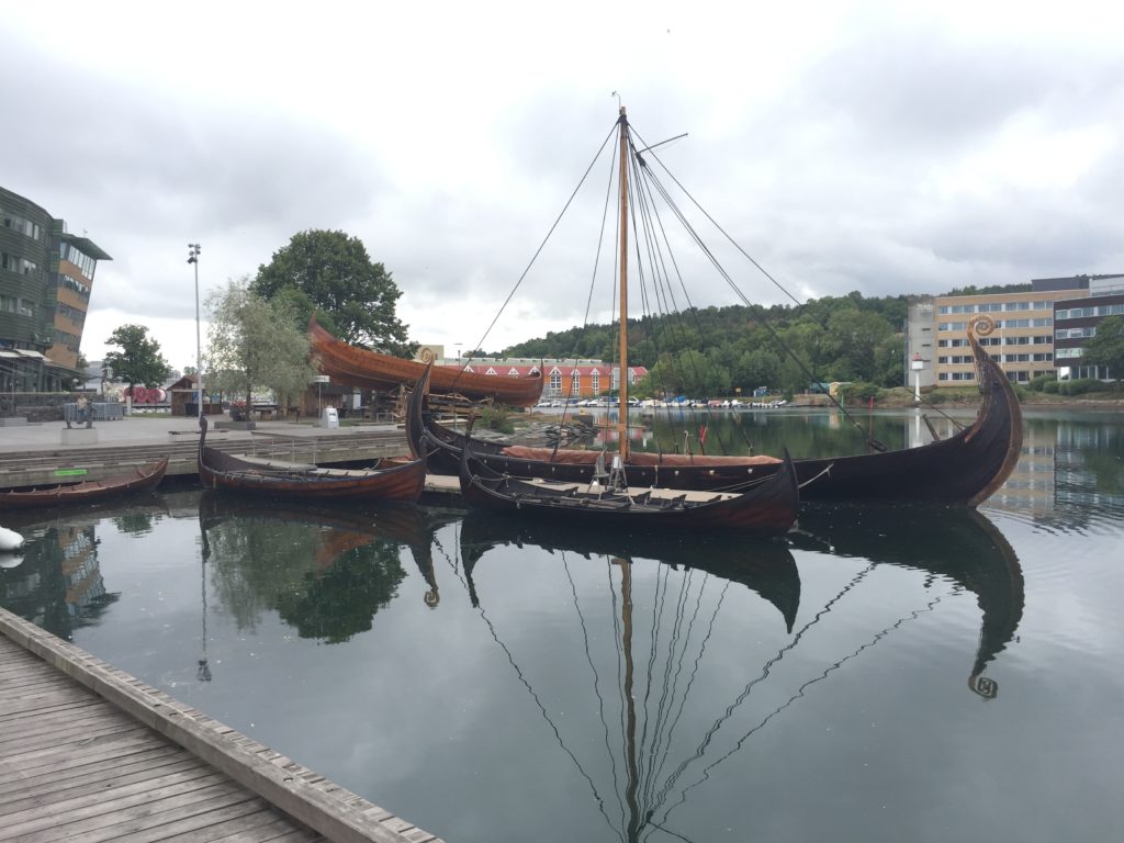 Havna i Tønsberg fylles opp med vikingskip og -båter. Nå venter vi på sjøsetting av Klåstadskipet under åpningen av Tønsberg Vikingfestival 6. september.