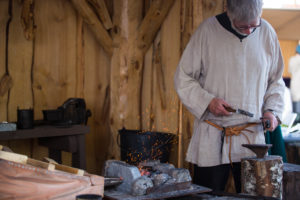 Vikingsmeden finner du i vikingsmia, rett ved glasskiosken.  Foto: Marcus Ulrichsen