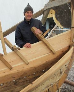 Vikingbåtbygger Jan Vogt Knutsen tar gjerne i mot nye båtbyggeraspiranter.