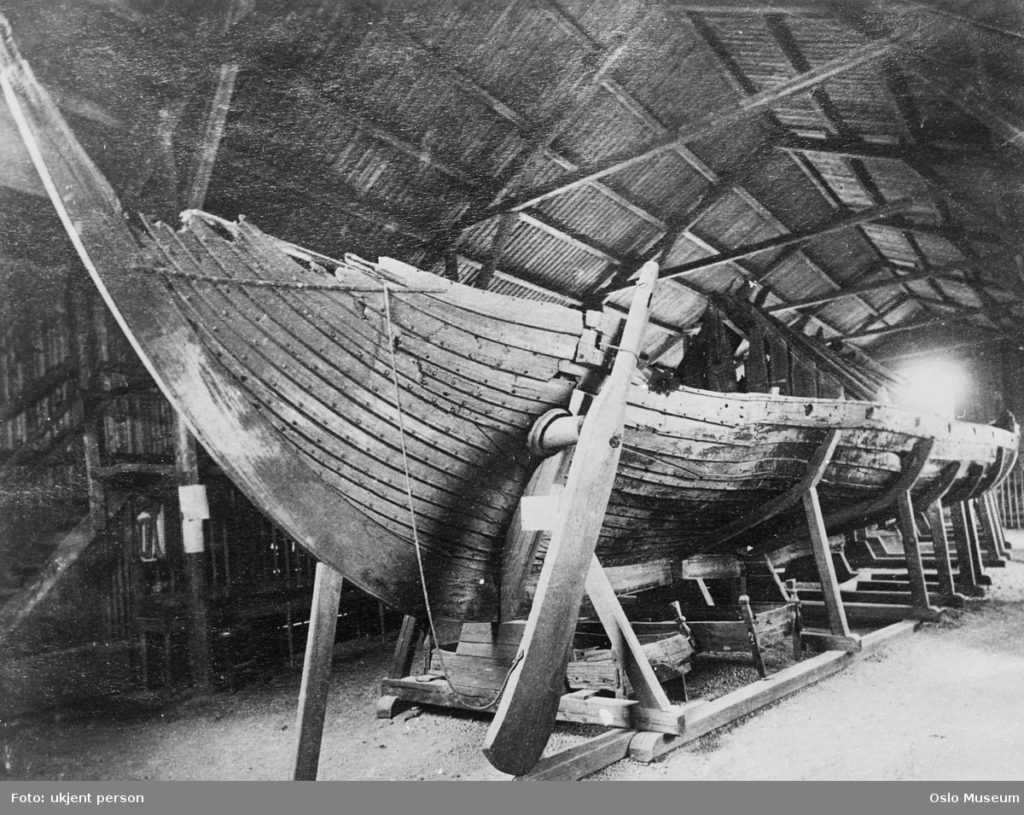 Skipsfløyen som er oppbevart i Høyjord Stavkirke. Foto: Universitetets Oldsakssamling.1930.