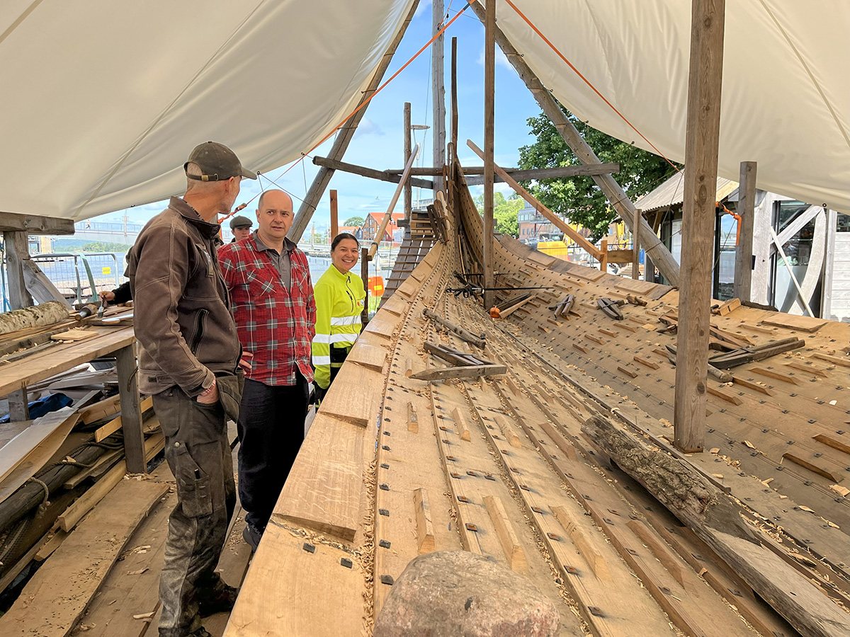 Arkeologene Christian Løchsen Rødsrud og Charlotte Finsbråten diskuterer nagler og vikingskip med båtbygger Jan Vogt Knutsen