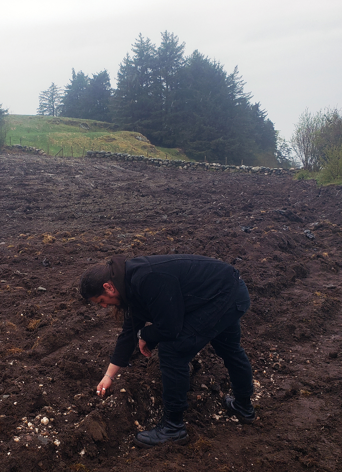 Befaring av en overpløyd båtgrav påvist i 2023. I bakgrunnen platået der den store Salhushaugen lå. Georadarundersøkelser har vist at sistnevnte trolig var en skipsgrav. Foto: Håkon Reiersen, Arkeologisk museum, UiS.